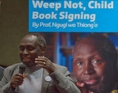 El autor Ngugi wa Thiong'o se dirige a sus seguidores el 13 de junio de 2015 durante una sesión de firma de libros para celebrar el 50 aniversario de su primer libro, 'Weep Not Child', en Nairobi