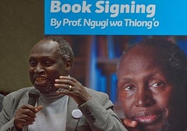 El autor Ngugi wa Thiong'o se dirige a sus seguidores el 13 de junio de 2015 durante una sesión de firma de libros para celebrar el 50 aniversario de su primer libro, 'Weep Not Child', en Nairobi