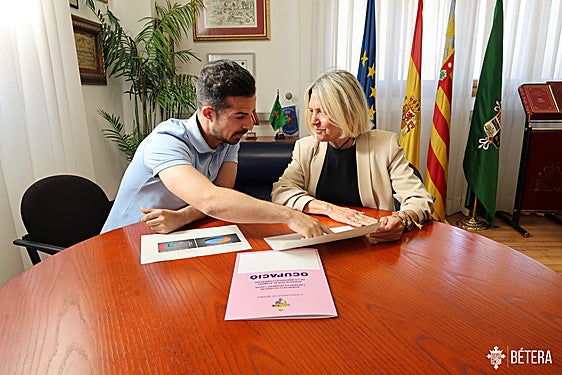 El concejal de Empleo y la alcaldesa.