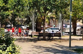 Un vehículo pasa por la Glorieta, una zona peatonal.