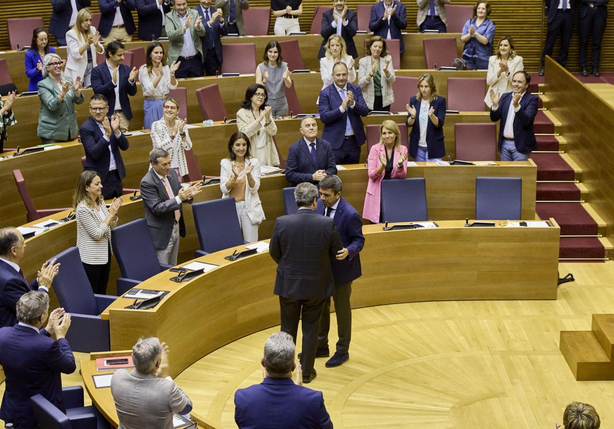 PP deputies and the Council applauding the vote.