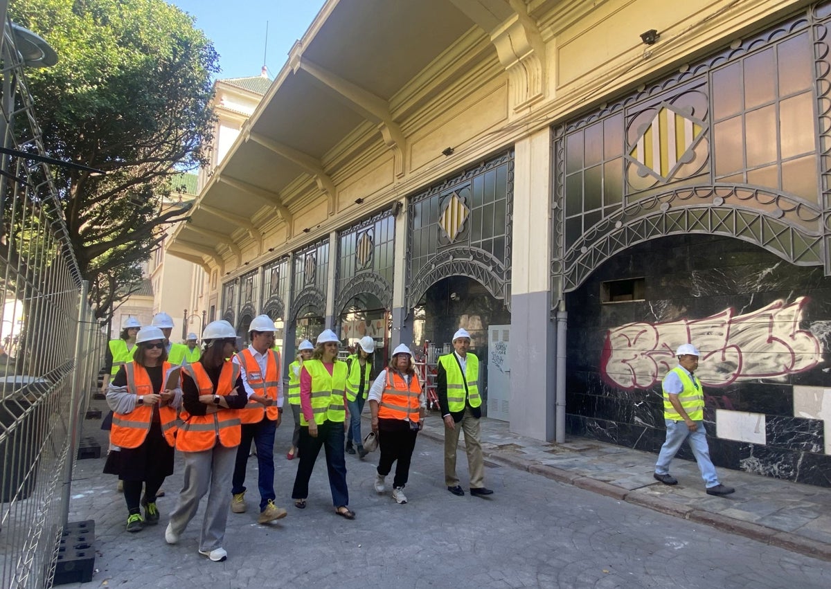 Imagen secundaria 1 - Visita a las obras del antiguo mercado de Abastos.