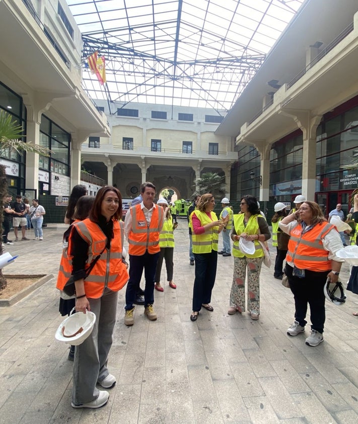 Imagen secundaria 2 - Visita a las obras del antiguo mercado de Abastos.