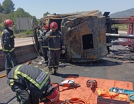 Los efectivos durante las labores de excarcelanción del conductor.