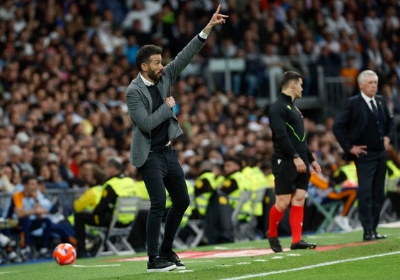 Carlos Corberán, durante el partido del Valencia en el Santiago Bernabéu.