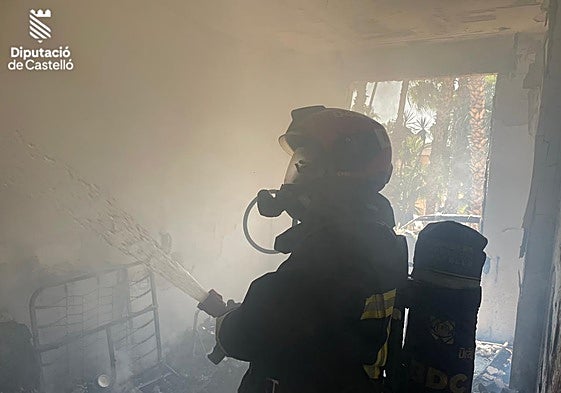 Una mujer herida y un gato muerto en un incendio en una vivienda en Almassora
