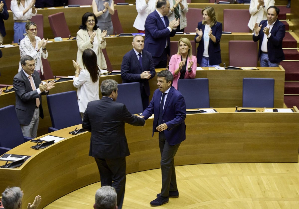 Llanos (Vox) y Mazón (PP) se saludan, ayer en Les Corts, tras aprobar el presupuesto de la Generalitat.
