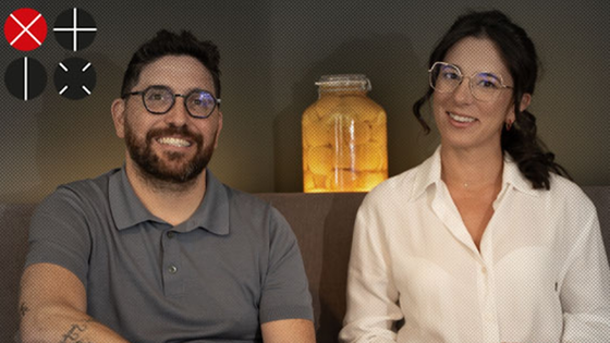 Germán y Carito se miran, sentados en La Oficina, su último restaurante.