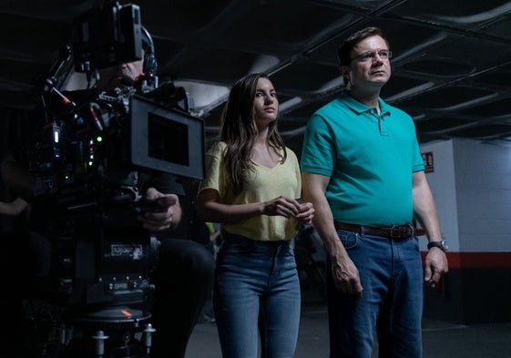 Ivana Baquero (Maje) y Tristán Ulloa (Salva), durante el rodaje de 'La viuda negra'.