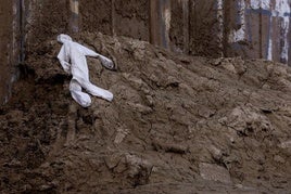 Un mono abandonado en el Poyo a su paso por Massanassa, poco después de la dana.