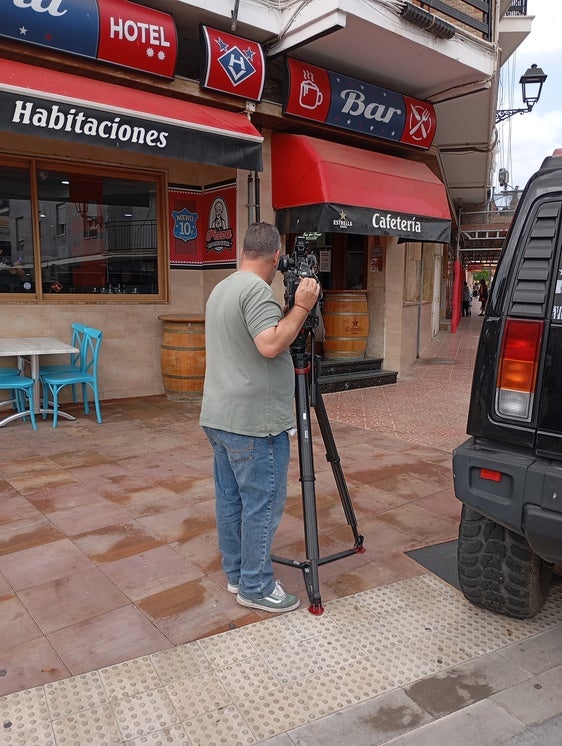 Un cámara de televisión graba en el exterior del local donde se produjo la reyerta mortal.