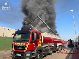 La columna de humo que ha provocado el incendio.