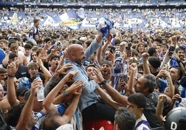 Manolo González celebra con la afición del Espanyol la victoria en la final del playoff de ascenso.