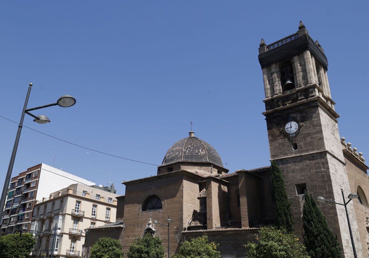 Torre de Santa María del Mar cubierta por mallas de protección y la cúpula con tejas desprendidas.