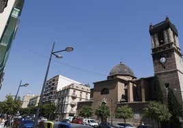 Torre de Santa María del Mar cubierta por mallas de protección y la cúpula con tejas desprendidas.