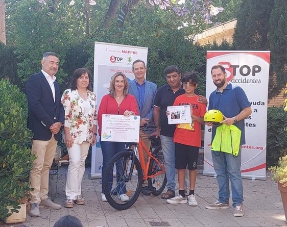 El ganadore de la categoría 3º y 4º de Primaria, recibiendo el premio.