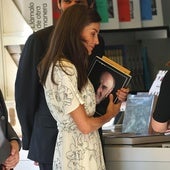 La reina Letizia en uno de los expositores de la Feria del Libro de Madrid, este viernes,