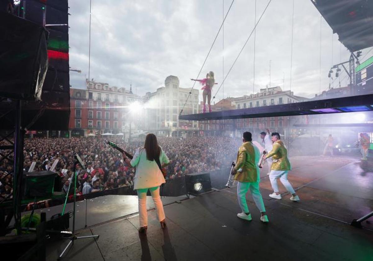 La orquesta París de Noia celebra un concierto en la Plaza Mayor de Valladolid.
