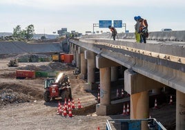 Obras en un puente sobre el barranco del Poyo.