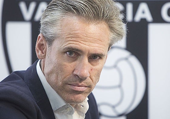 A Corona le zarandean la corona