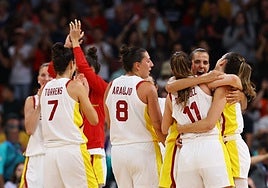 María Araújo, en el centro, durante los Juegos Olímpicos de París en 2024.