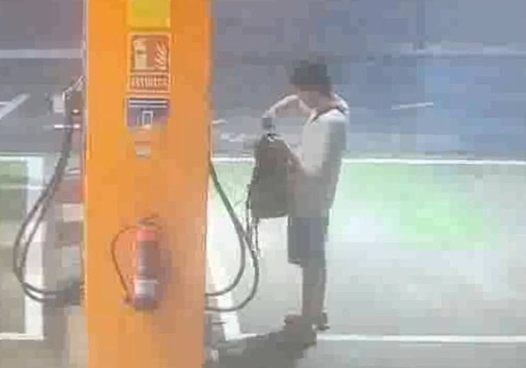 Una de las imágenes que incrimina al sospechoso mientras llenaba la garrafa en una gasolinera de Valencia.