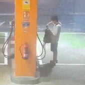 Una de las imágenes que incrimina al sospechoso mientras llenaba la garrafa en una gasolinera de Valencia.