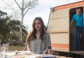 Ivana Baquero as Maje, Tristán Ulloa as Salva en La Viuda negra, la ficción de Netflix sobre el crimen de Patraix.