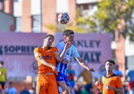Una acción entre un jugador del Torrent FC y el Talavera de la Reina en el partido de ida.