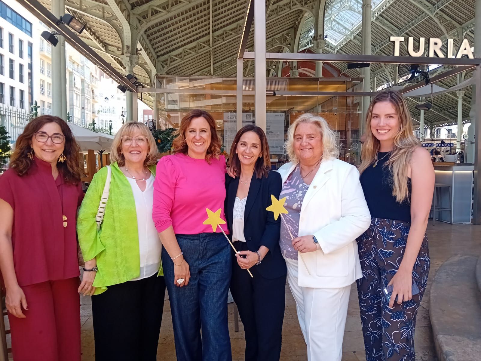 La alcaldesa de Valencia, María José Catalá, ha inaugurado el mercadillo benéfico.