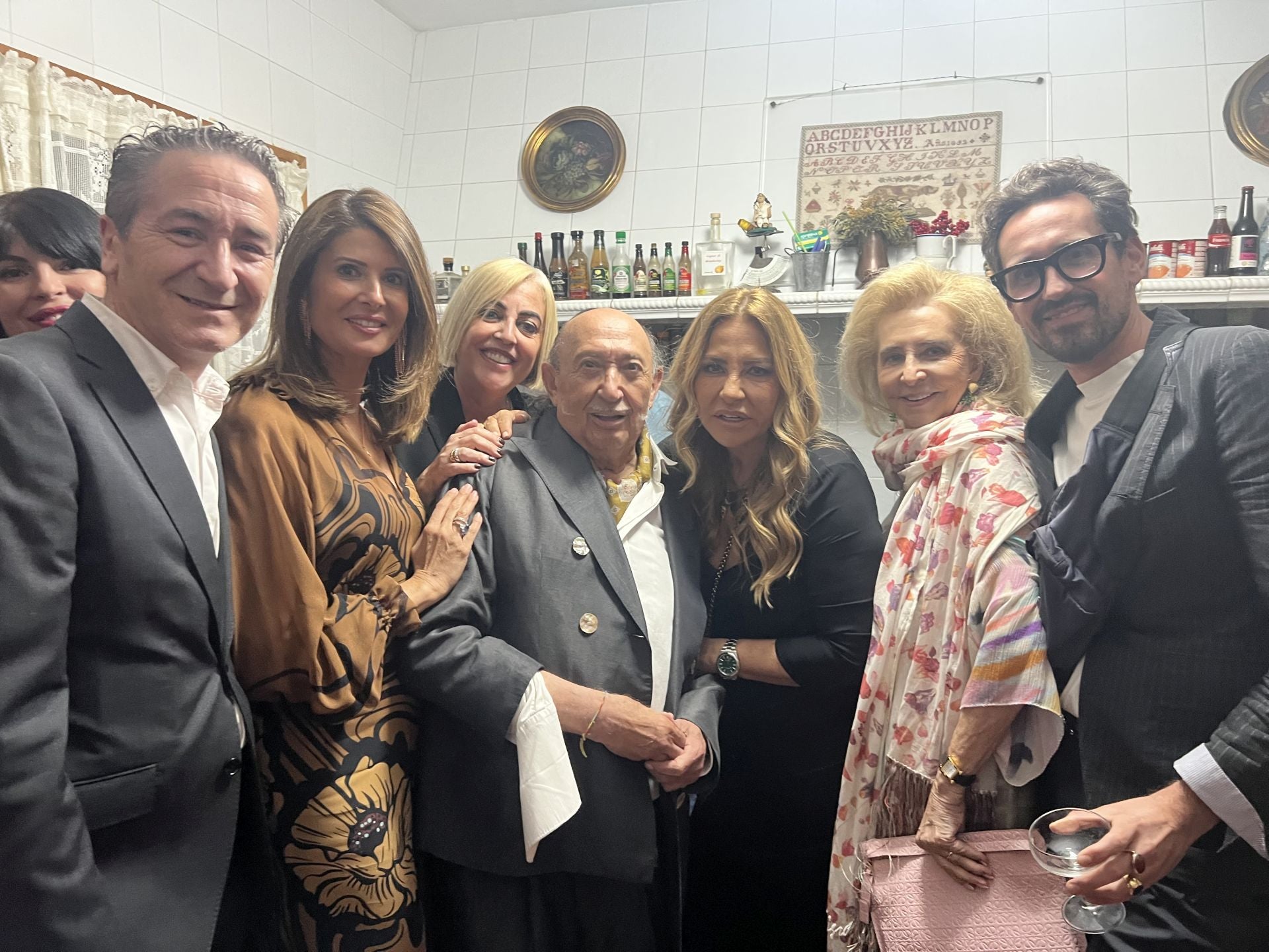 Asistentes al desfile de Francis Montesinos en su casa para celebrar su 50 aniversario.