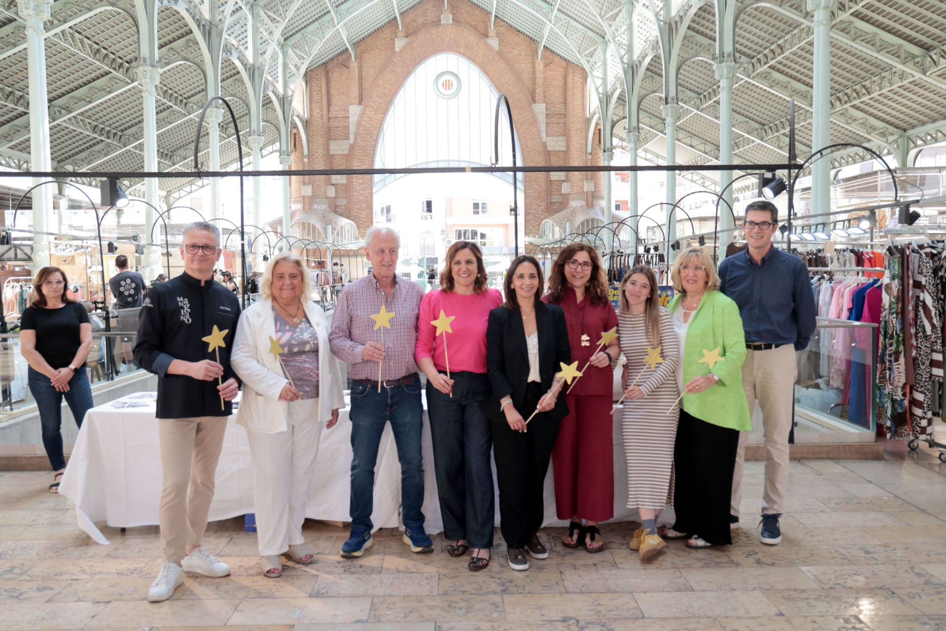 La alcaldesa de Valencia, María José Catalá, ha inaugurado el mercadillo benéfico.