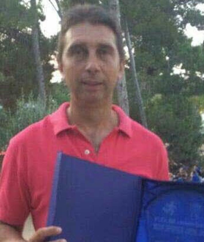 Imagen secundaria 2 - El funeral de Blas Gámez, el patio donde perdió la vida y una imagen suya con un reconocimiento.