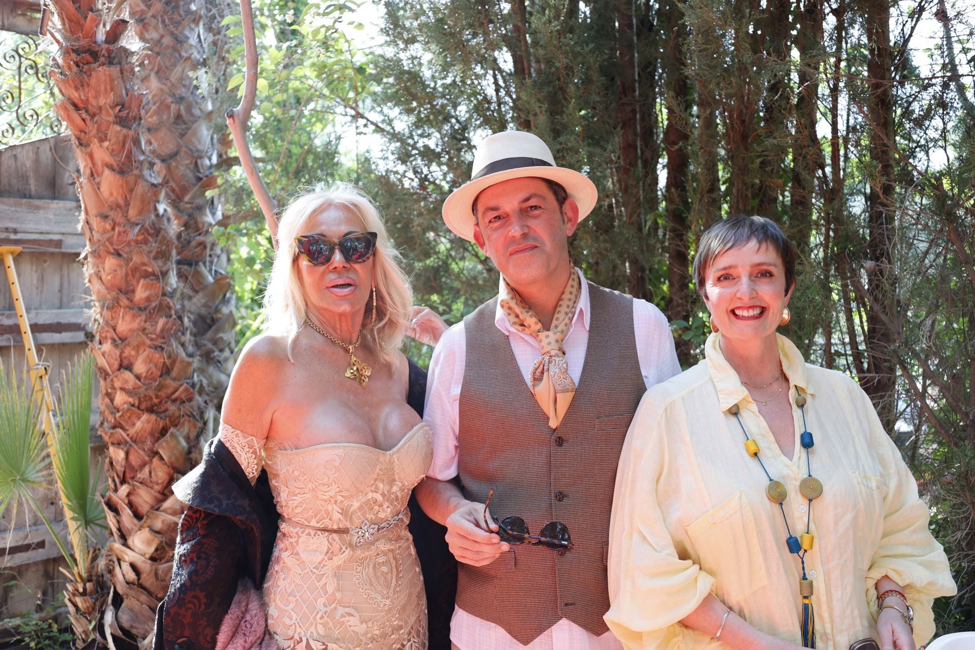 Asistentes al desfile de Francis Montesinos en su casa para celebrar su 50 aniversario.