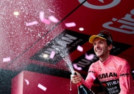 Simon Yates, con la maglia rosa.