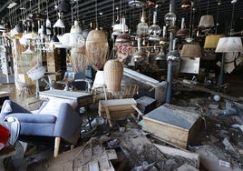 Tienda de muebles arrasada por la dana en Sedaví.