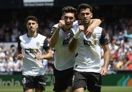 Hugo Duro y Pepelu, celebrando un gol del Valencia.