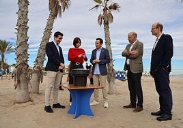 La ministra de Ciencia, Diana Morant, junto al alcalde, Pere Antoni, y otras autoridades locales.