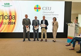 El alcalde de l'Eliana, Salva Torrent, recibe el reconocimiento.