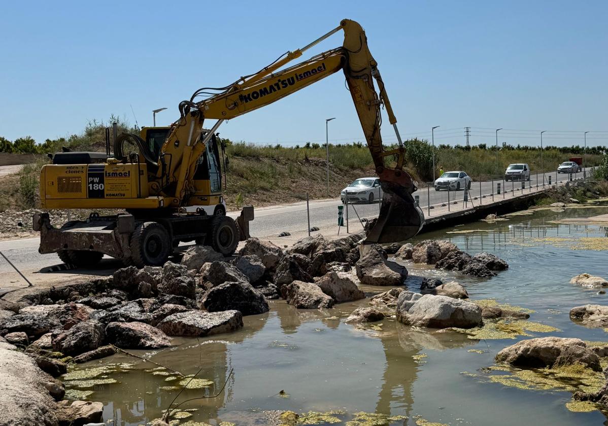La CHJ elimina el agua estancada del Magro en Carlet