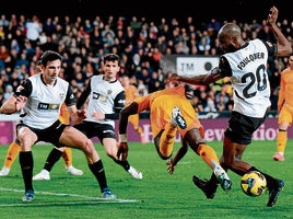 Foulquier corta un avance de Vinicius en el partido contra el Real Madrid en Mestalla.