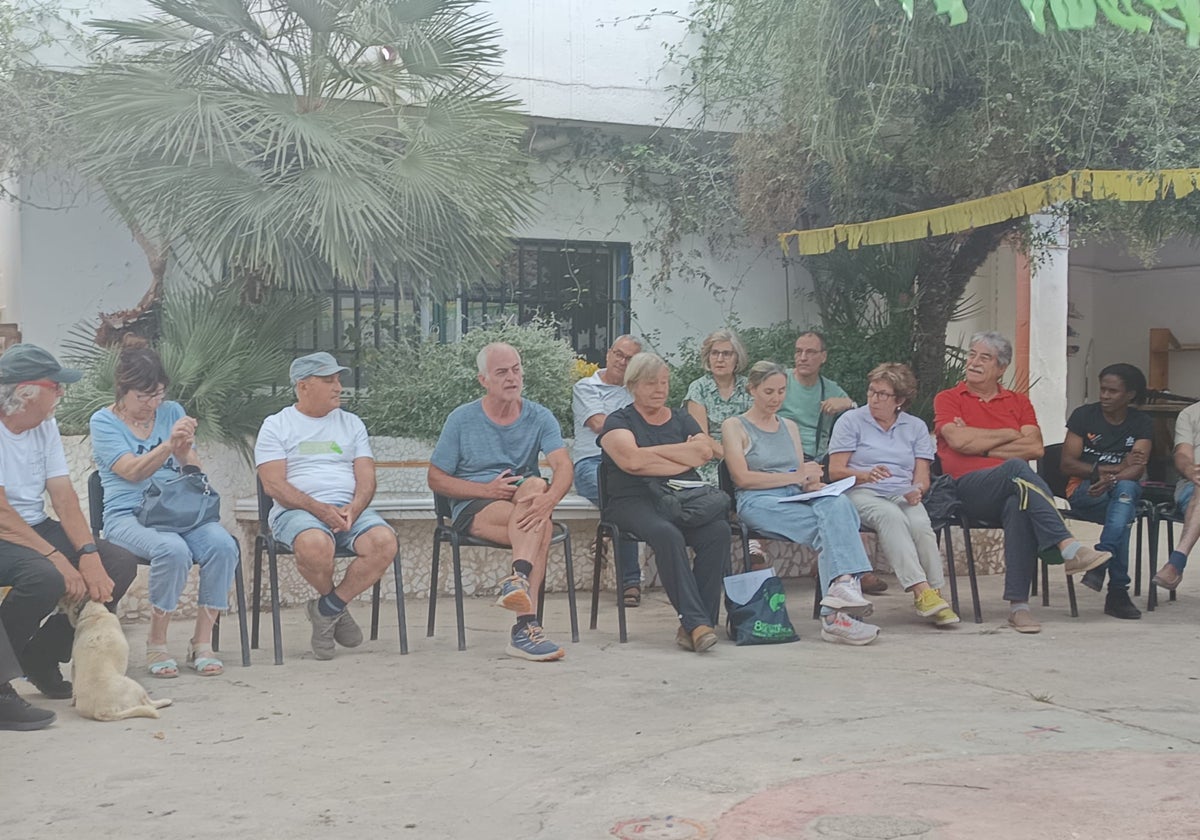 Vecinos y agricultores alertan del deterioro de la huerta de paterna y exigen un plan de rescate urgente | las provincias