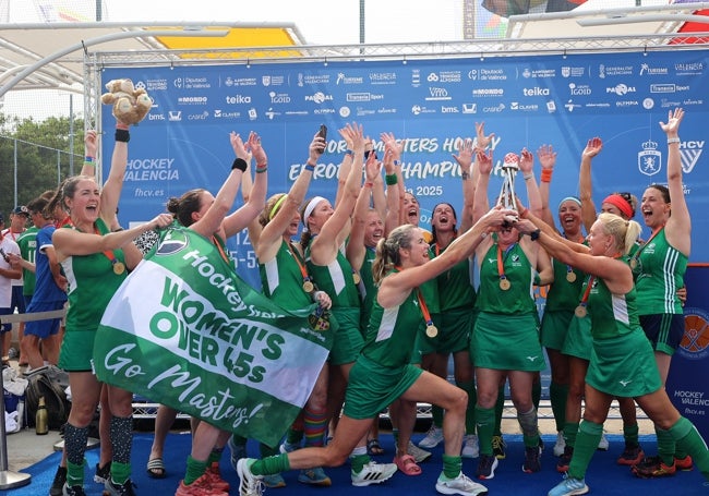 La selección irlandesa celebra su victoria en categoría femenina +45.
