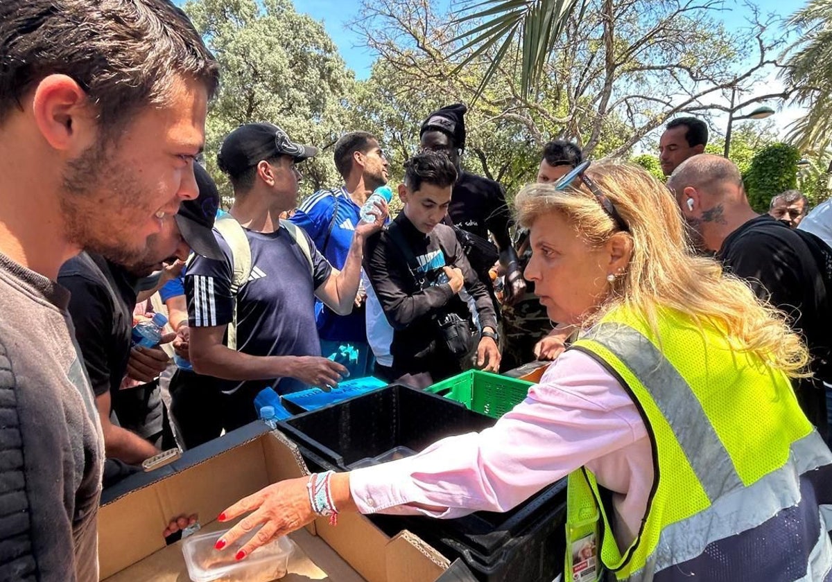 Reparto de alimentos de Ayuda Una Familia en el viejo cauce.