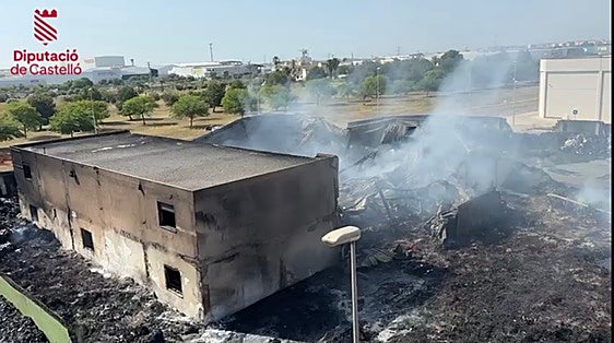 Estado que presentaba ayer la nave calcinada.