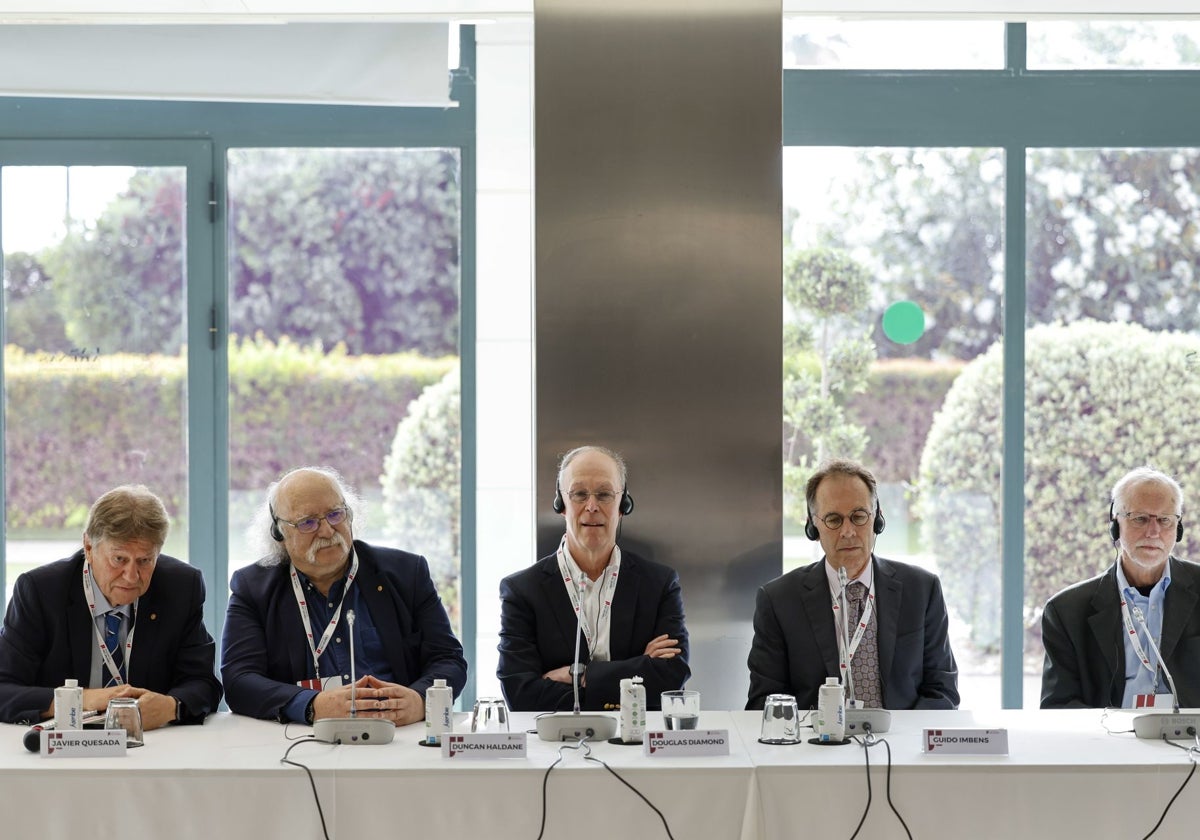 Quesada, Haldane, Diamond, Imbens y Rice en la rueda de prensa.