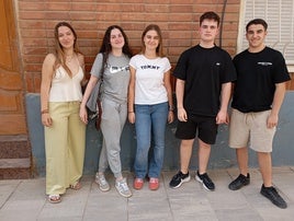 Cecilia, Inés, Ana, Rubén y Marcos Daniel, cinco estudiantes de Paiporta.