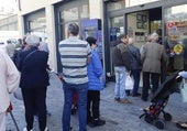 Varios jugadores en una administración de lotería.