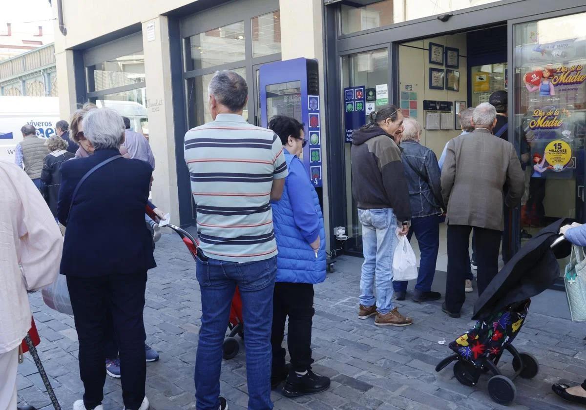 Varios jugadores en una administración de lotería.