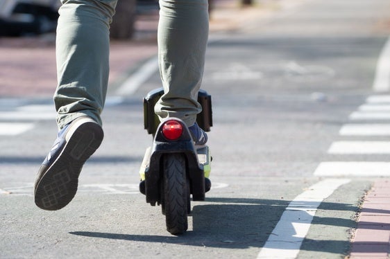 Una persona en patinete.